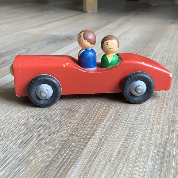 Vintage Wood Sports Car Two (2) Stylish 60’s Dressed ala Bond And Moneypenny - Picture 9 of 15